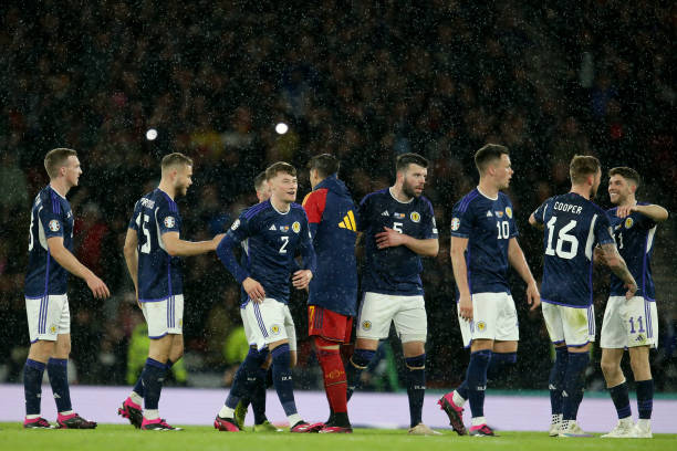 背后显然有 背后显然有